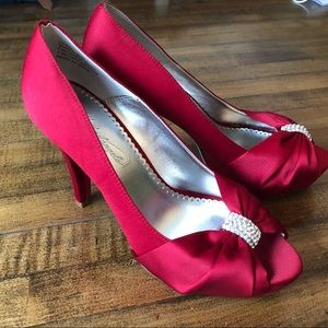 Sexy Red Satin Pumps!